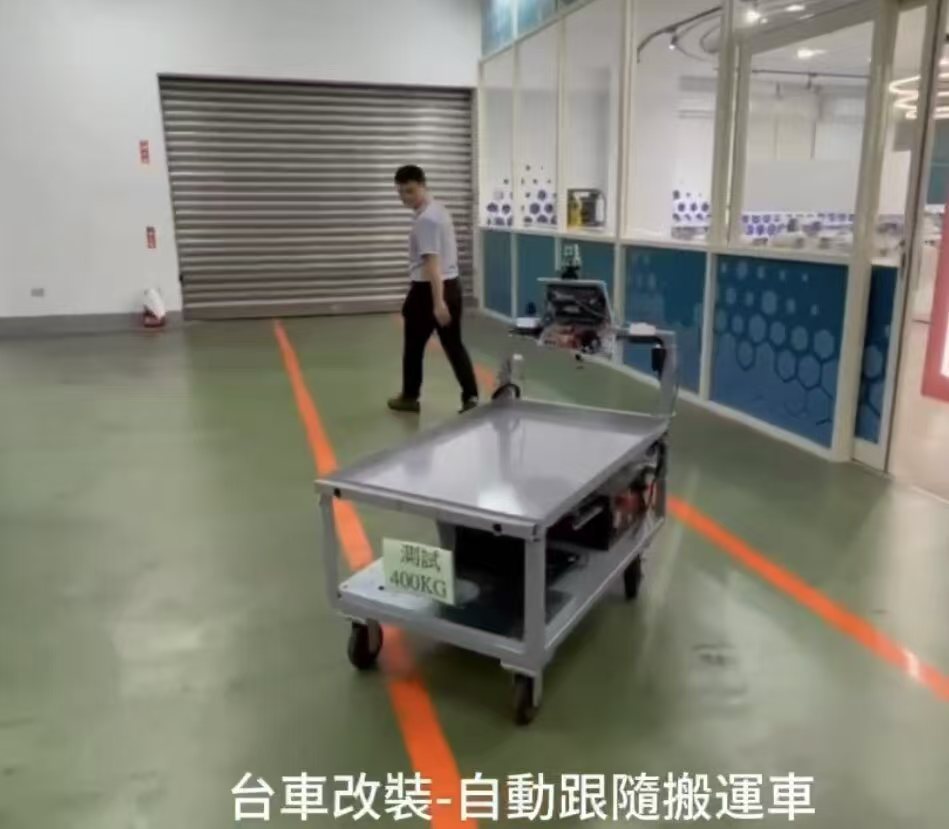 利茗机械「AGV精密导引舵轮」，搬运台车可改装手动驾驶或自动跟随，不用磁道导航。 吴青常/翻摄