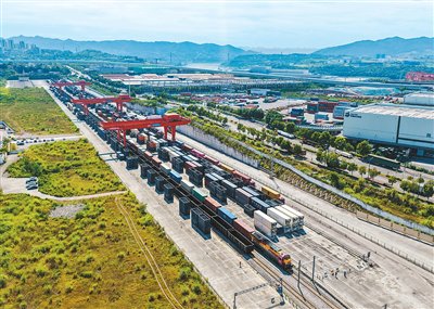 7月30日，西部陆海新通道班列在重庆鱼嘴站等待发车。新华社记者 唐奕摄